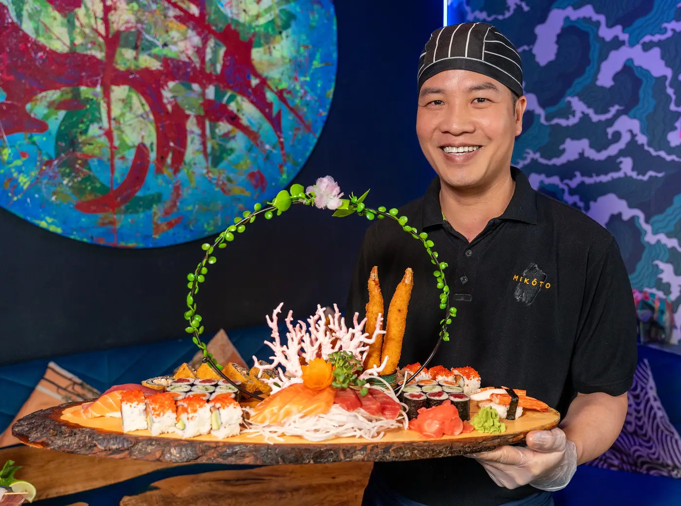 Sushi-Koch mit großer Sushi-Platte an der offenen Theke im Mikôto Ludwigsburg
