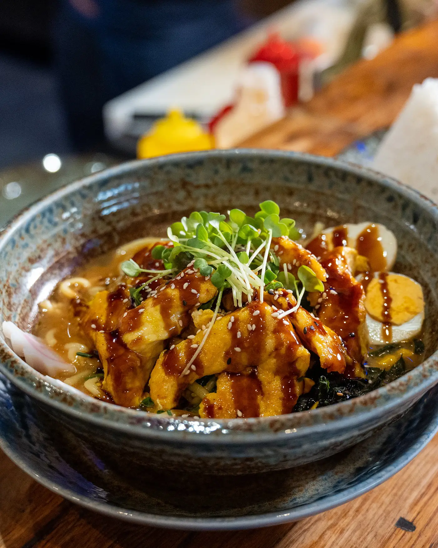 Mittagsgericht: Ramen-Bowl mit glasiertem Hähnchen im Mikôto Ludwigsburg