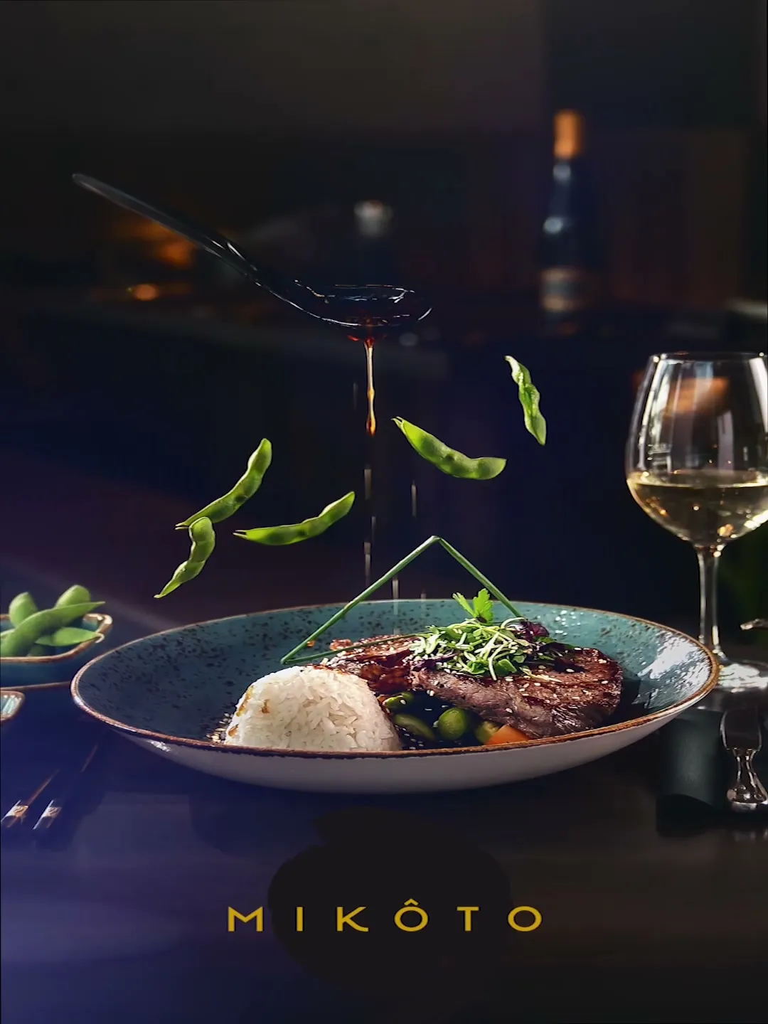 Teppanyaki-Steak mit Reis und Edamame auf blauem Teller