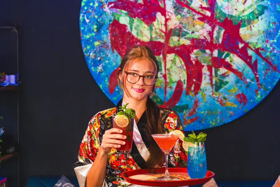 Service im Kimono serviert drei Cocktails im Mikôto Ludwigsburg